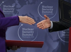 Ministři zahraničních věcí USA a Ruska na odzbrojovacím summitu.